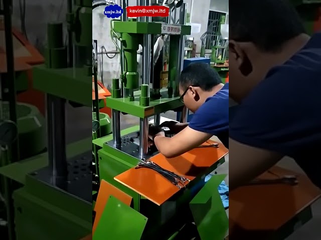 Machine de fabrication de câbles USB 6000 pièces/jour – Moulage par injection vertical pour Micro USB et Type-C