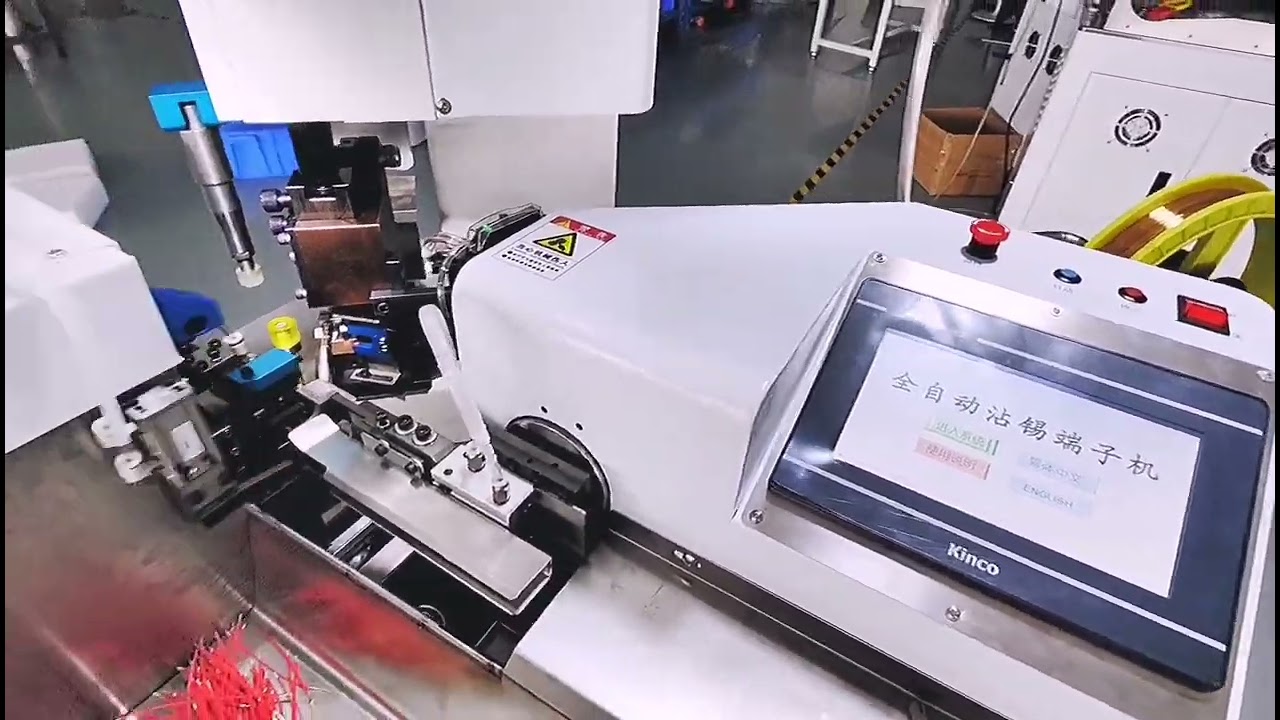 Machine automatique d'étamage et de sertissage de terminaux pour connecteurs RJ réseau