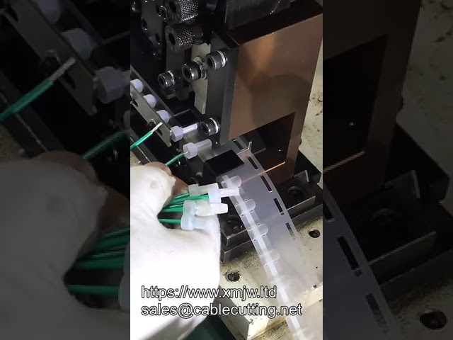 Machine de sertissage de terminaux silencieux pour automobile avec moule applicateur sur mesure – pour véhicules thermiques et NEV