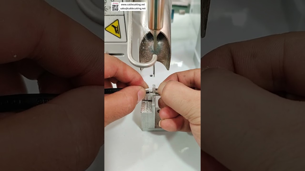 Machine à souder semi-automatique résolvant les défauts de soudure haute et basse pour prises femelles DC