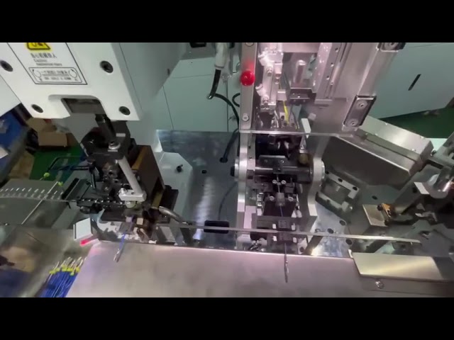 Machine de sertissage de bornes et d'insertion de bouchons étanches pour fils avec joint automatique