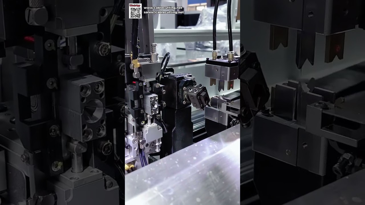 Machine automatique d'insertion de joints étanches et de sertissage de bornes pour faisceaux électriques