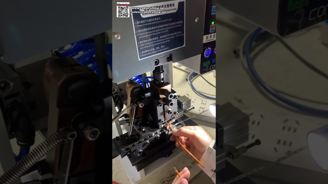 Machine compacte de dénudage et de sertissage de bornes pour fil unique à haute précision