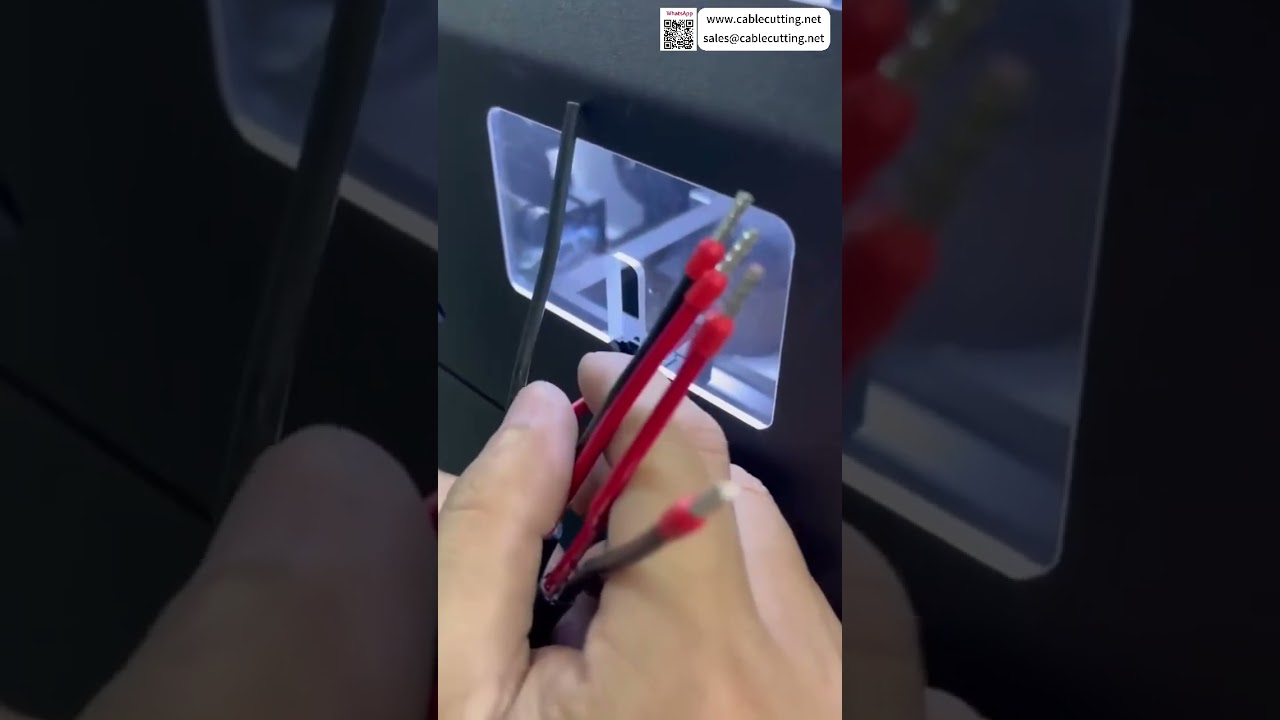 Machine de dénudage, de torsion et de sertissage de fils avec commande rapide de processus et réglages d'usine