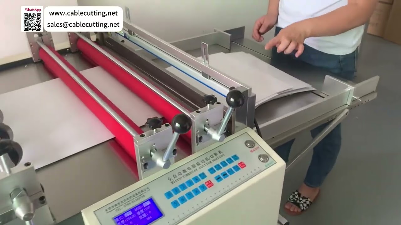 Ensemble de traitement par laminage de mousse avec alimentation à double rouleau, refendage et coupe transversale