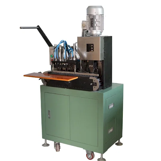 Machine automatique pour bornes de connexion type E WPM-203-E