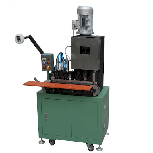 Machine automatique pour bornes de connexion type D WPM-203-D