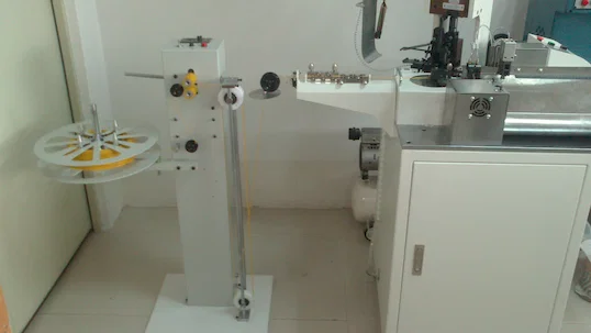 Machine d alimentation automatique de fils pour bobines WPM-9040 Thumb