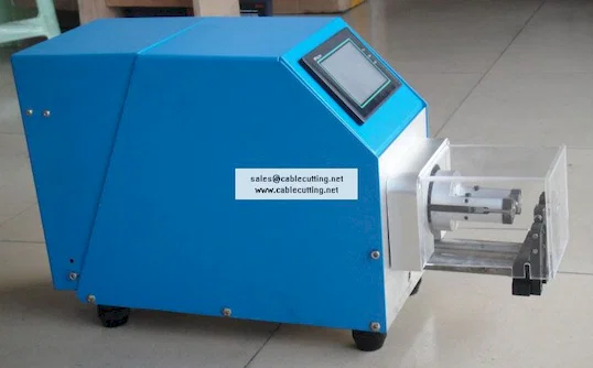 Machine de dénudage pour câbles coaxiaux fins et semi-rigides WPM-28