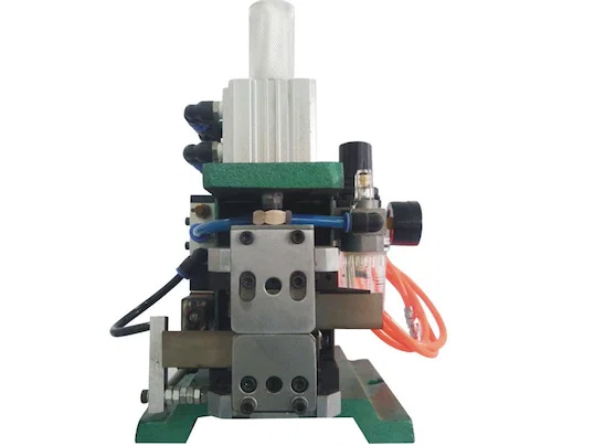Machine de dénudage et torsadage pour fils multi-conducteurs WPM-4F+T