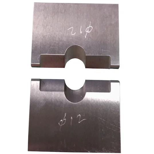 Lames pour machines à peler pneumatiques