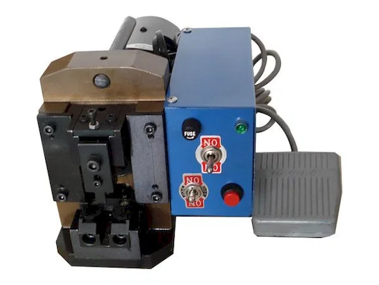 Machine de sertissage pour connecteurs RJ45 et câbles réseau WPM-PC