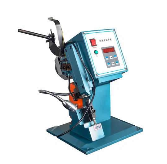 Machine de jonction par sertissage pour courroies en cuivre